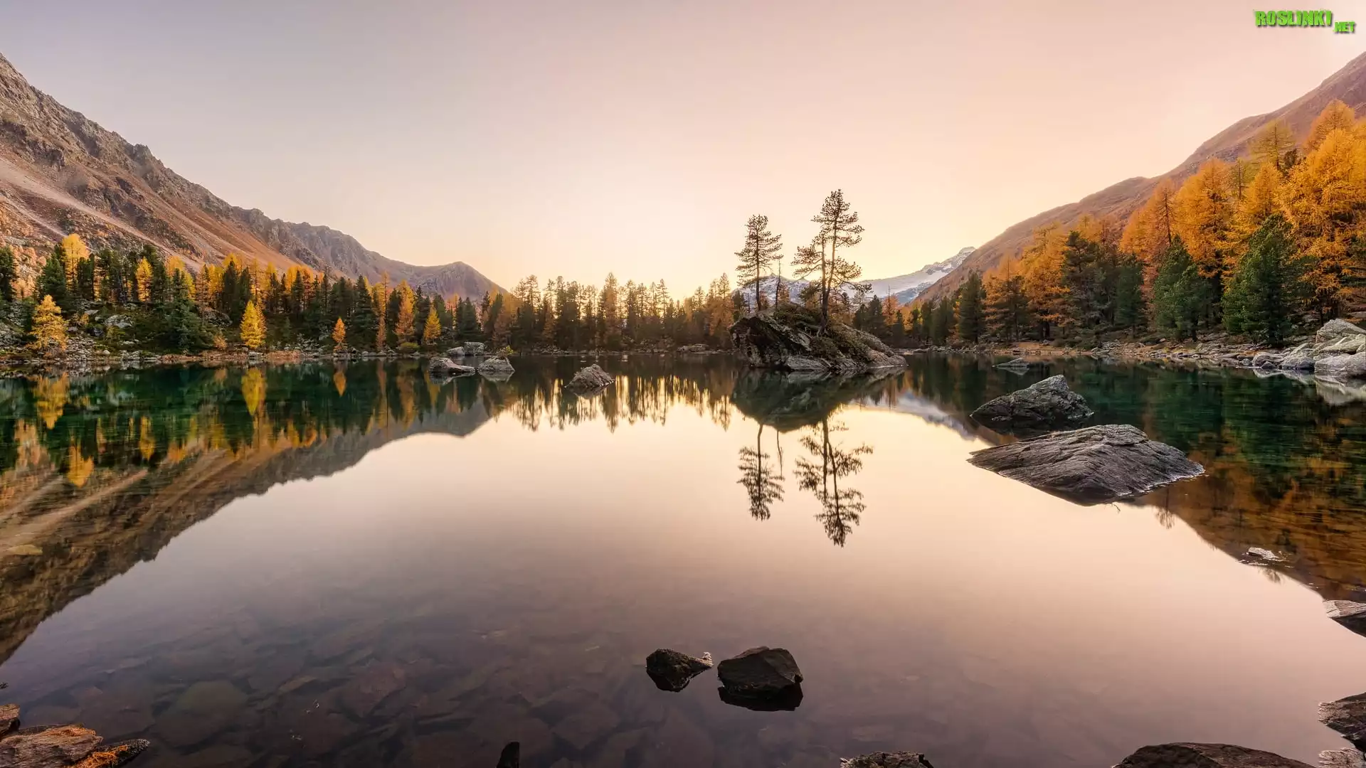 Szwajcaria, Kanton Gryzonia, Góry, Alpy, Jezioro, Lago di Saoseo, Kamienie, Drzewa, Jesień, Odbicie