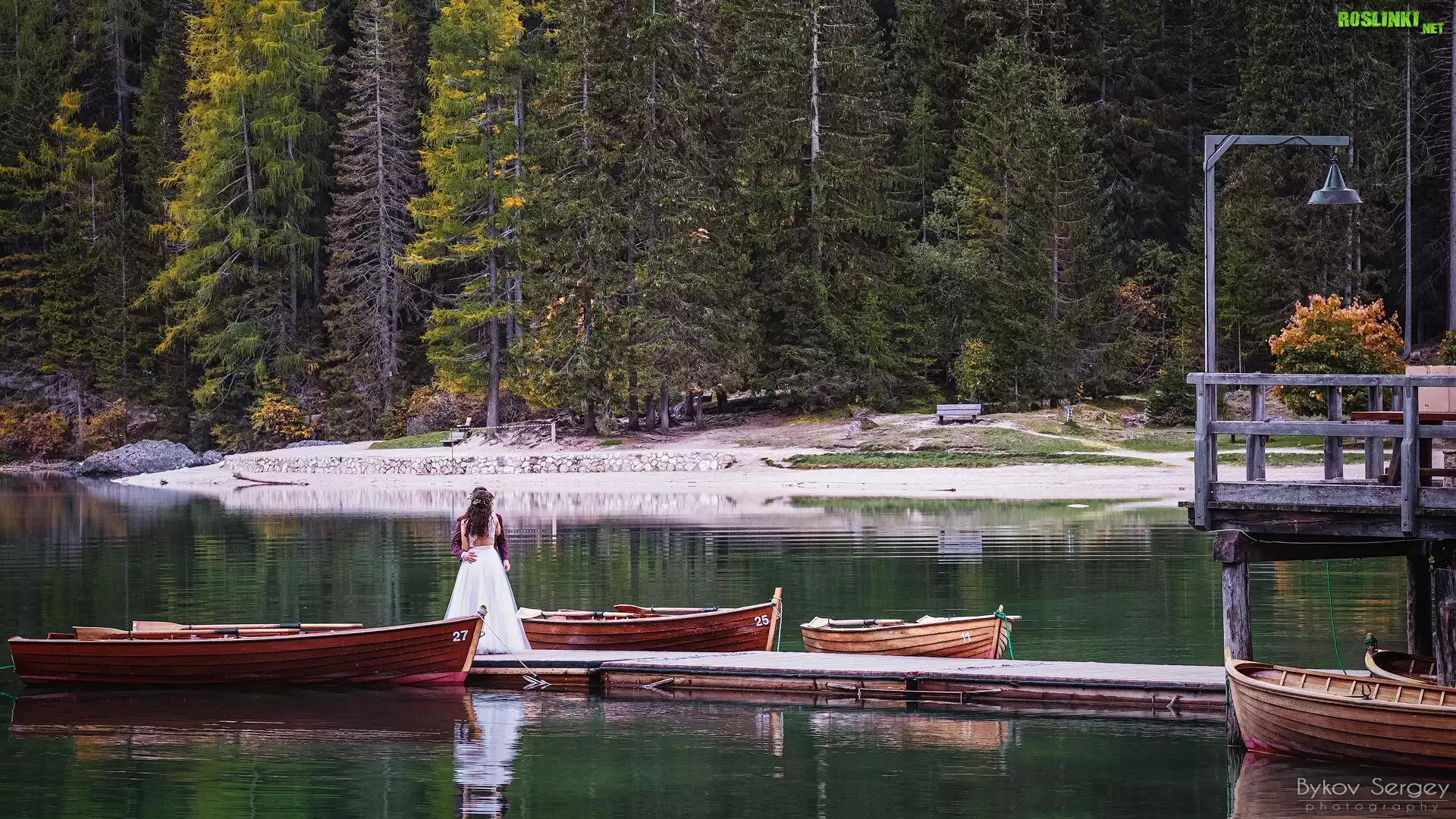 Włochy, Południowy Tyrol, Drzewa, Jezioro Pragser Wildsee, Łódki, Pomost, Para młoda
