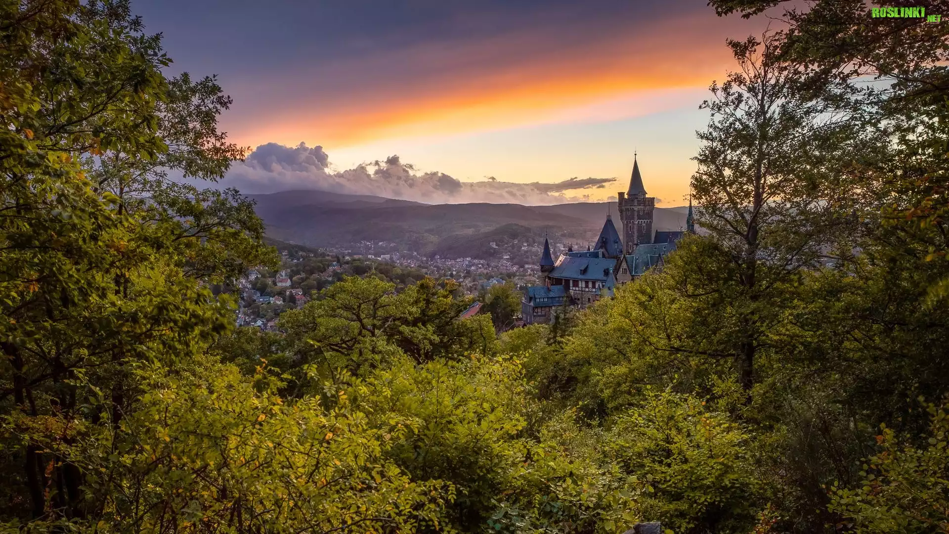 Wzgórza, Zamek Wernigerode, Drzewa, Zachód słońca, Chmury, Wernigerode, Powiat Harz, Niemcy