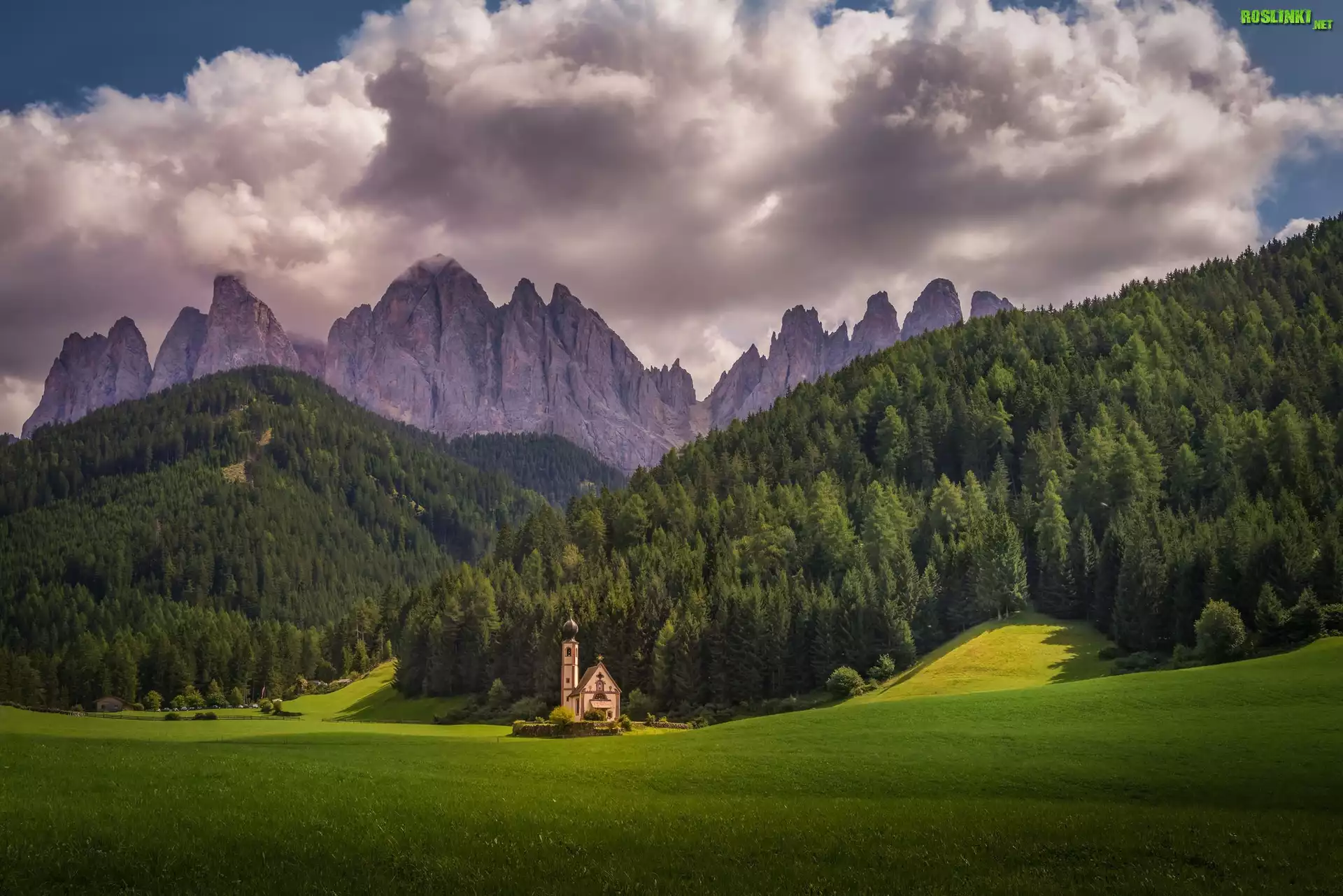 Włochy, Dolina Val di Funes, Kościół św. Jana, Dolomity, Góry, Las, Drzewa, Chmury