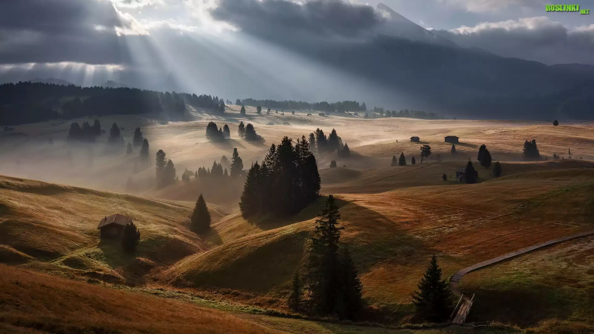 Wschód słońca, Przebijające światło, Chmury, Dolina Val Gardena, Góry, Dolomity, Płaskowyż Seiser Alm, Domy, Drzewa, Włochy