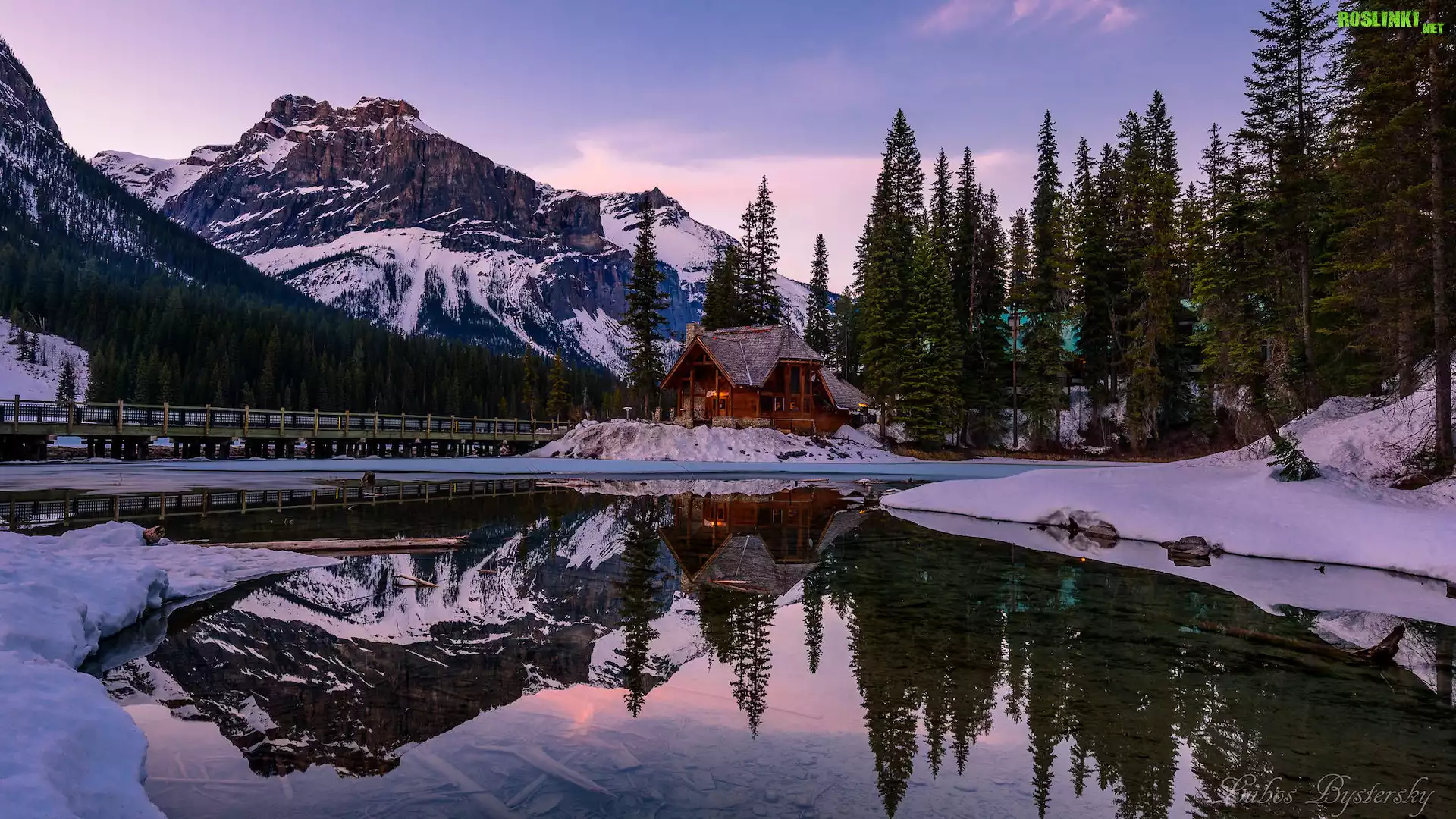 Zima, Park Narodowy Yoho, Jezioro, Emerald Lake, Dom, Most, Góry, Drzewa, Las, Prowincja Kolumbia Brytyjska, Kanada